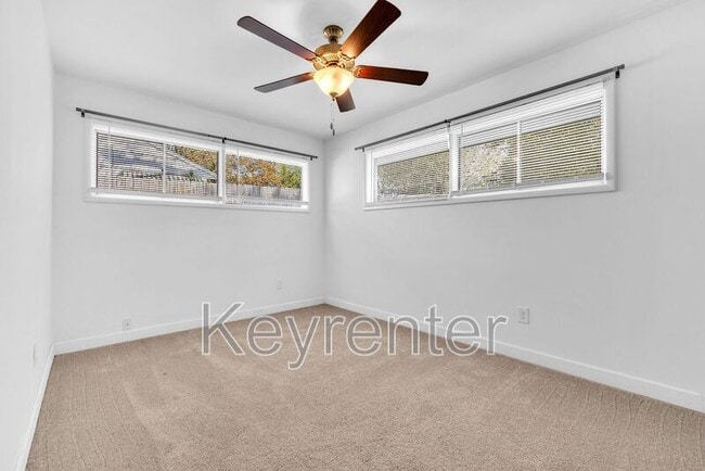 Building Photo - 316 Sky Dr