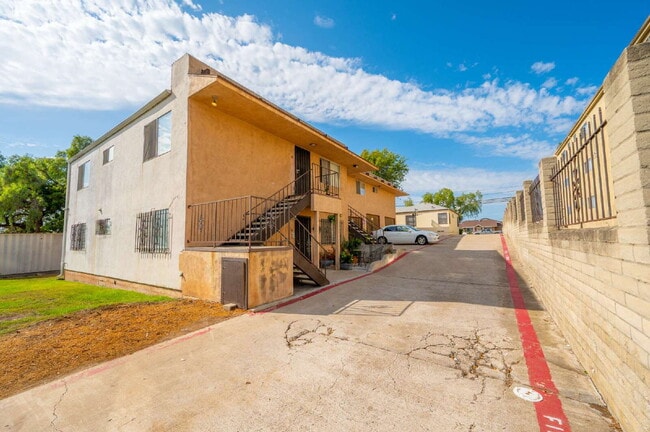 Building Photo - Chula Vista Large Upstairs 1 Bed / 1 ba. R...