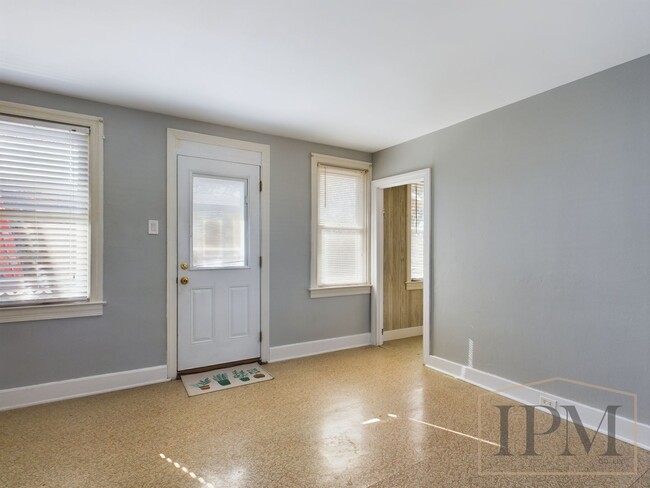 Building Photo - Available Now - Spacious 1 bedroom 2nd flo...