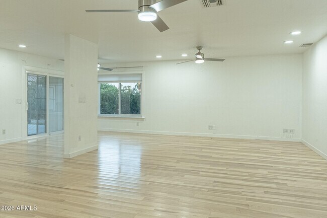 Building Photo - 5625 E Tierra Buena Ln