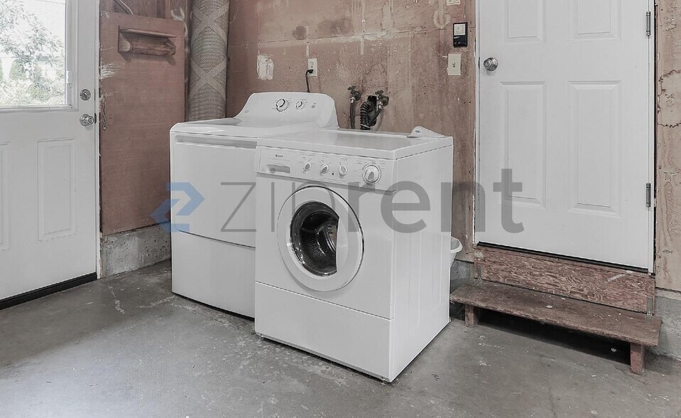 Building Photo - Unit