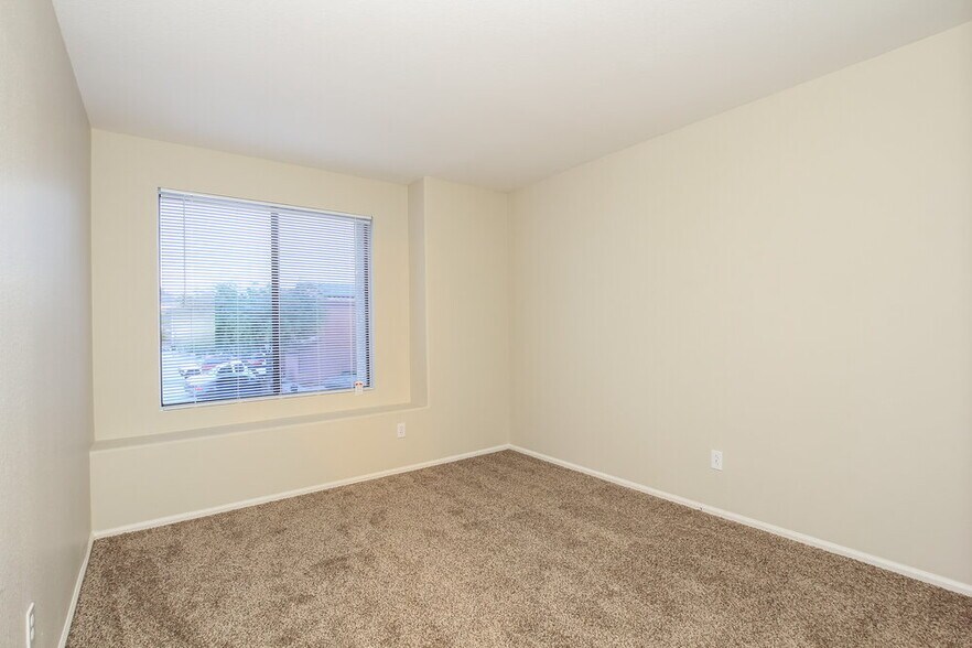 Building Photo - 2319 E Taro Ln