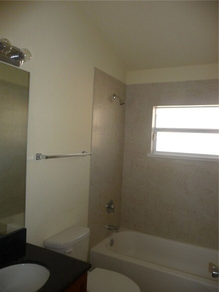 Building Photo - 515 Calamondin Way SW