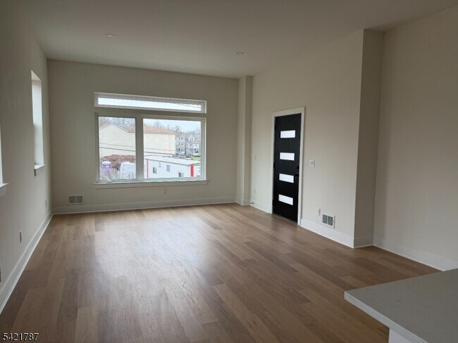 Building Photo - 12 Nelson Pl