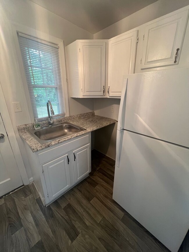 Building Photo - Two bedroom, 1 bath condo in Brookwood Gar...