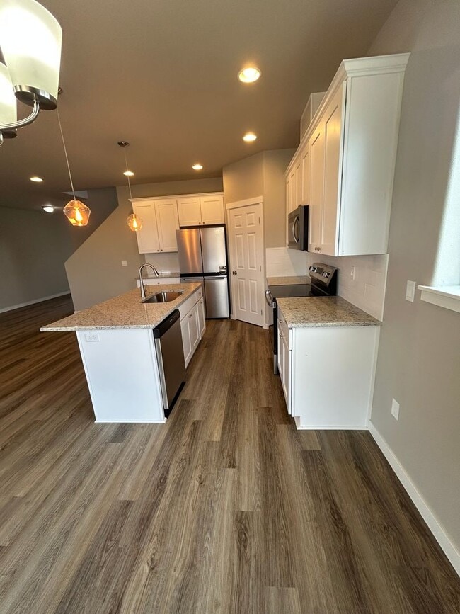 Building Photo - Beautifully Furnished Brand New 5 Bedroom ...