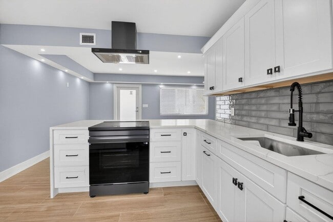 Building Photo - 341 SE 3rd Ave