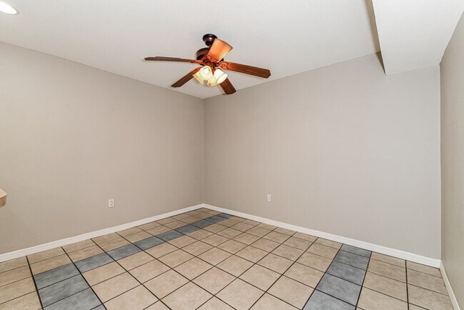 Building Photo - 10907 Meadow Lark Cove Dr