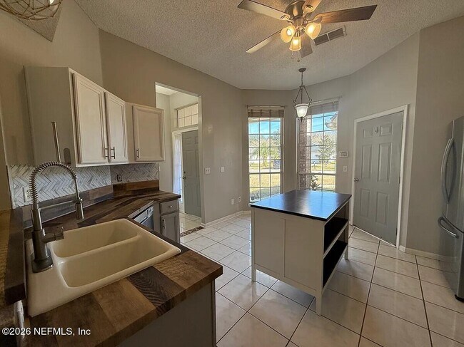 Building Photo - 913 Mackinaw Trail