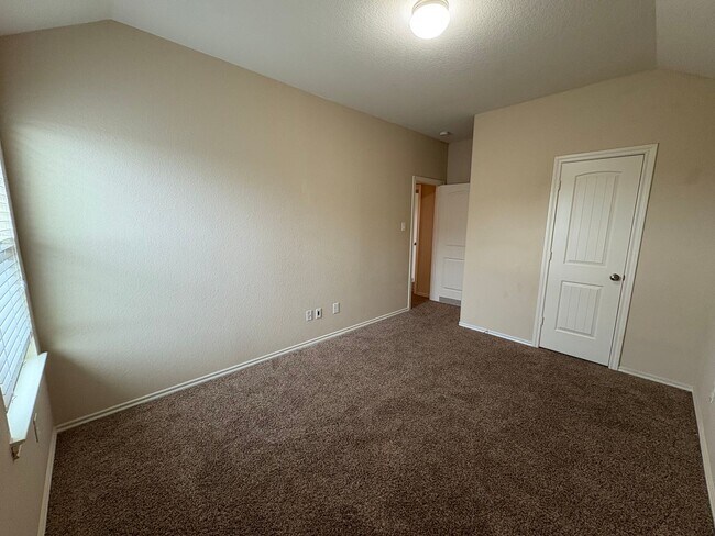 Building Photo - 4B2.5B Warm & Spacious Home in Remington R...