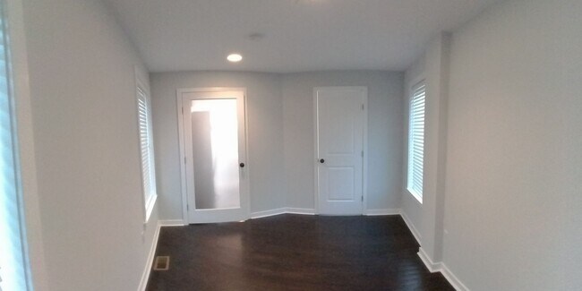 Building Photo - Incredible, modern apartment