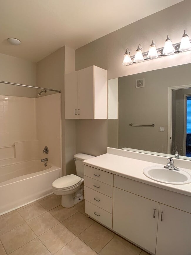 Building Photo - New listing 2/2 with pool view