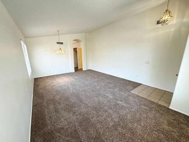 Building Photo - Fantastic 4 Bedroom/2 Bath Single Level Ho...