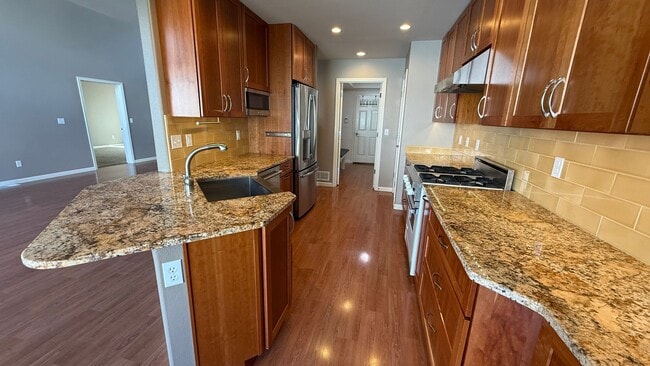 Building Photo - West Side 3 Bed/2.5 Bath Townhouse Condo. Available NOW!