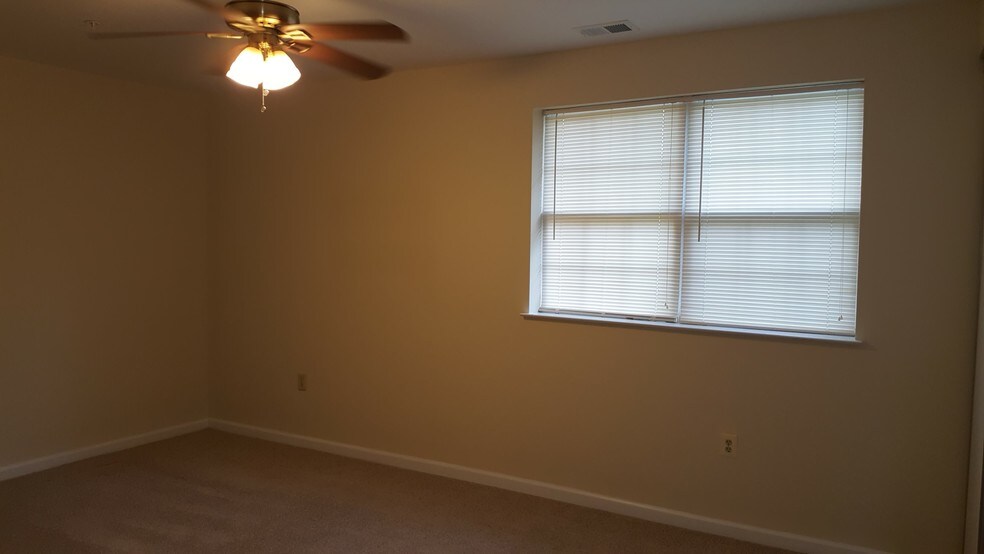 bedroom #1 - 1009 Simsbury Ct