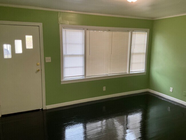 Building Photo - MOVE IN SPECIAL!!