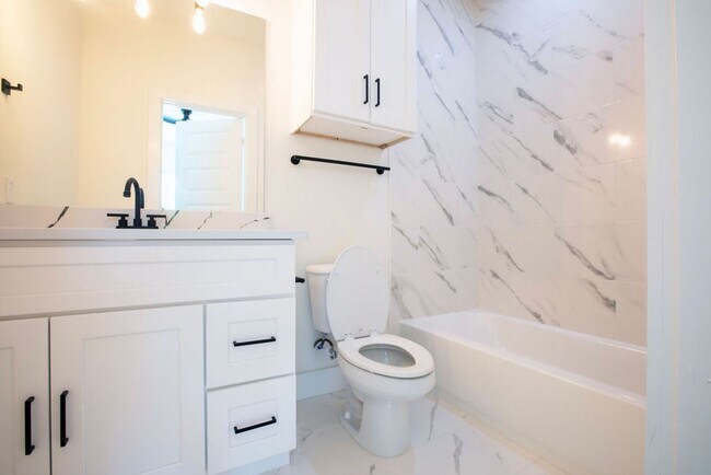 Building Photo - Modern Amenities. Urban Location. Sophisti...