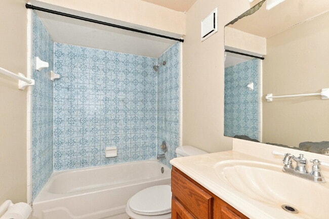 Building Photo - "Charming Kissimmee Retreat: Spacious 2-Bed Oasis with Modern Comforts!"