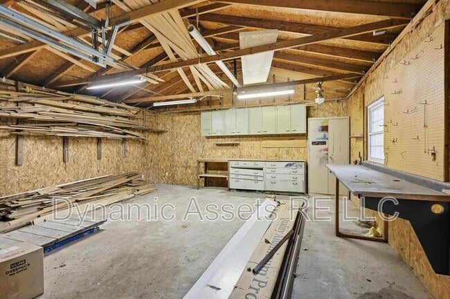 Building Photo - 816 W 3rd St