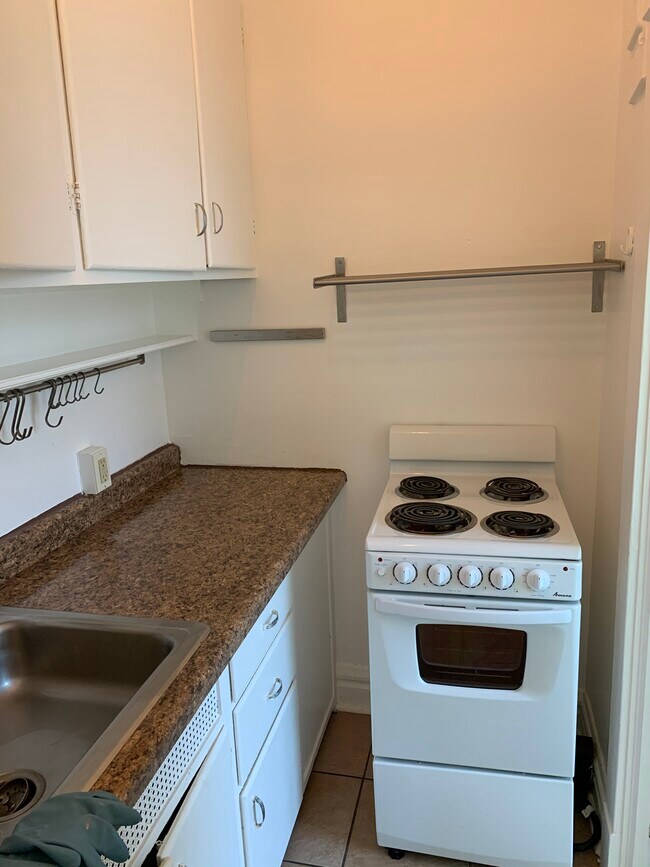 Kitchen/Stove - 1006 E 3rd St