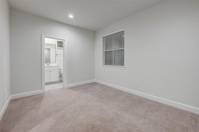 Building Photo - 2808 Grand Fountains Dr