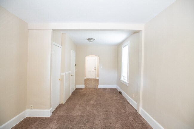 Building Photo - 1020/1022 E Center Townhouse, Riverwest, E...