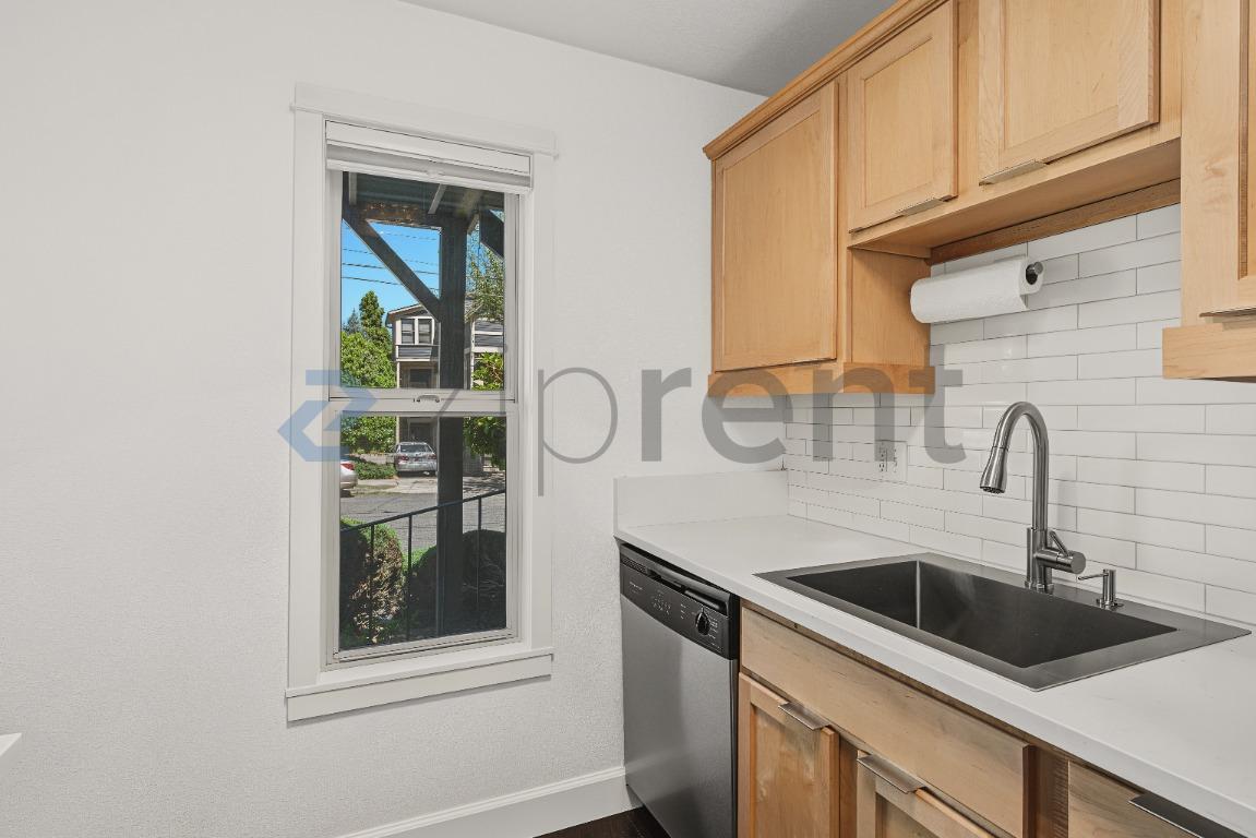 Building Photo - Unit 5