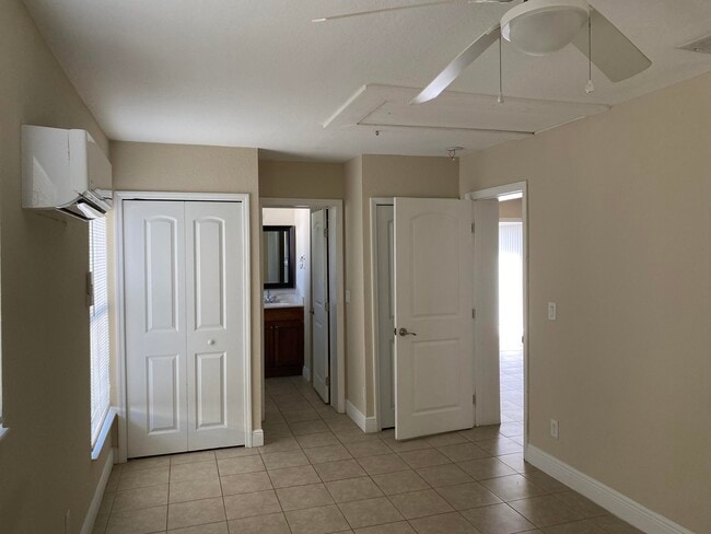 Building Photo - 1681 NW Palm Lake Dr