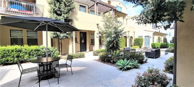 Building Photo - 2 Adelfa St