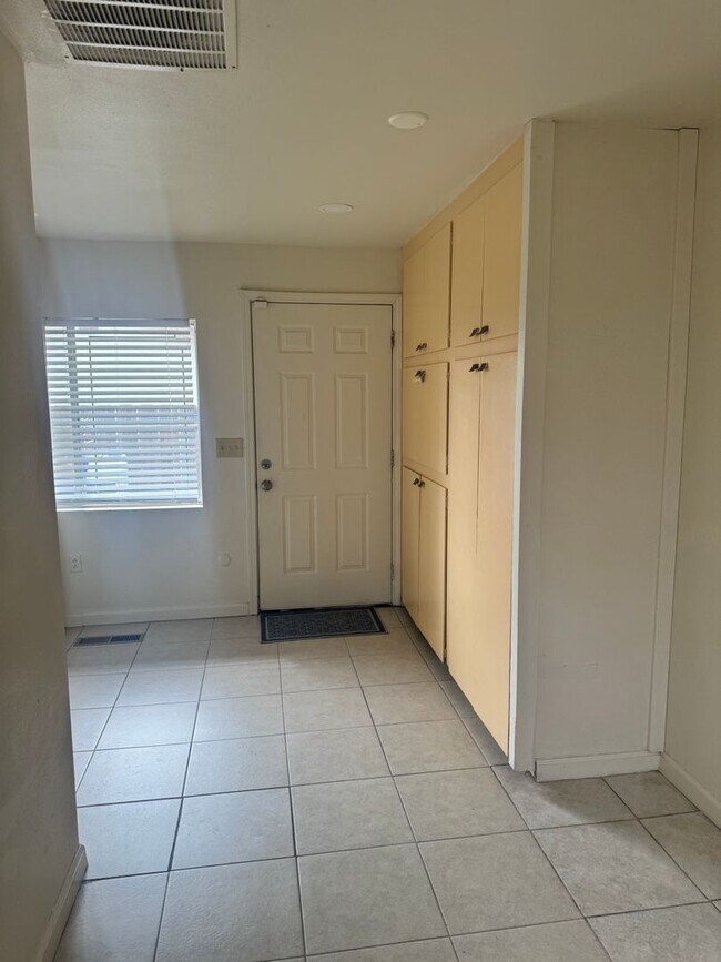 Building Photo - Single Family Home