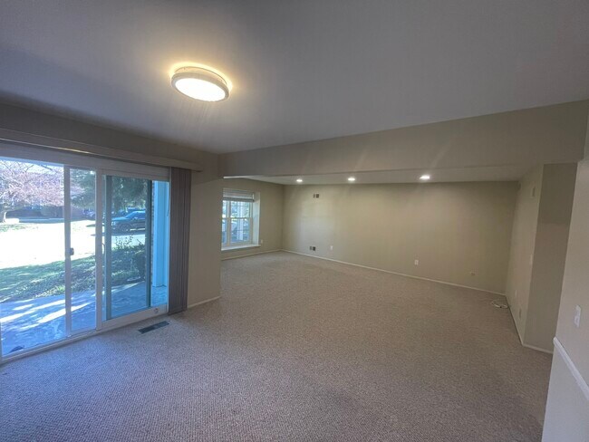 Building Photo - 30975 Pointe of Woods Dr