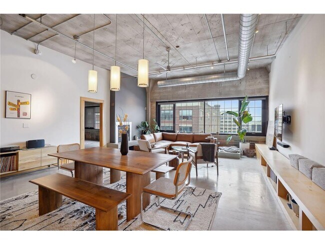 Building Photo - 525 N 3rd St