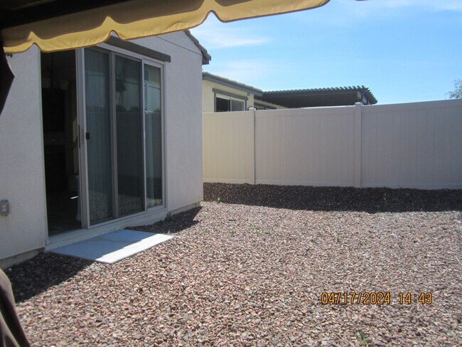 Building Photo - COOL POOL, PARKS AND NEAR NEW 3 BR PLUS DEN IN MEINFEE