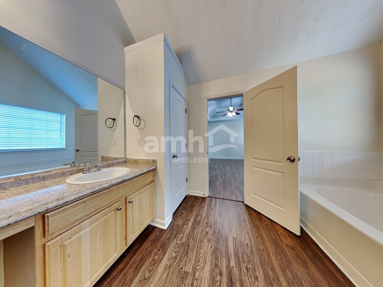 Building Photo - 247 River Pass Ct NE