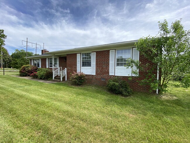 Building Photo - 1804 Sherwood Dr