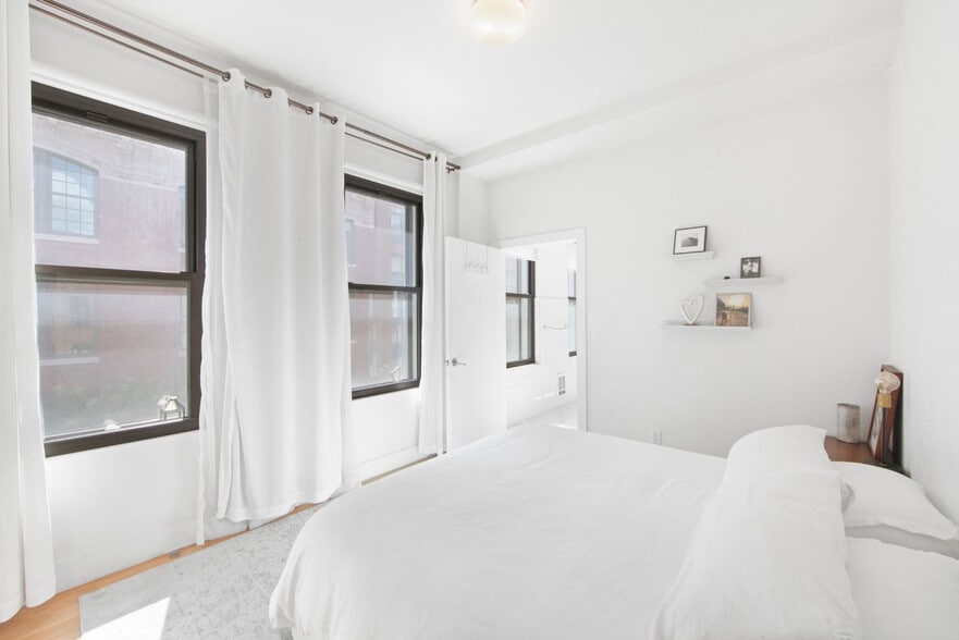 Building Photo - 517 W 45th St