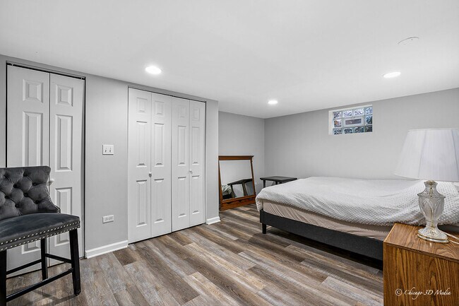 Building Photo - 5844 N Lacey Ave