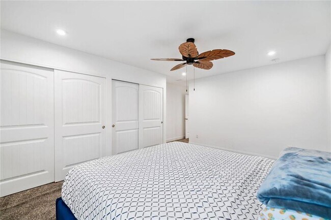 Building Photo - 2121 Harmony Dr