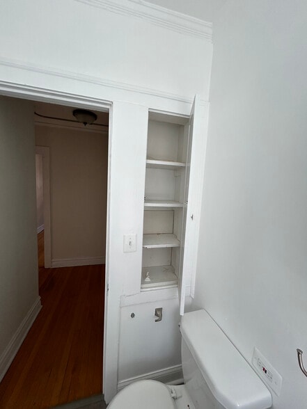 Building Photo - 910 Green Bay Rd