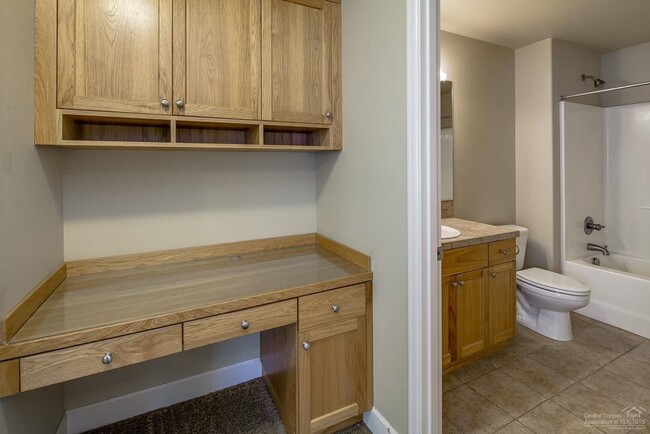 Building Photo - Beautiful 3 Bed/2.5 Bath Two-Story Duplex ...