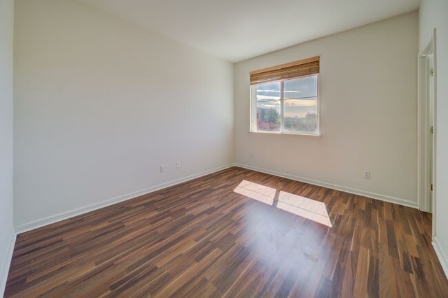 Building Photo - Beautiful 3 Bed/2.5 Bath 2- Story Home