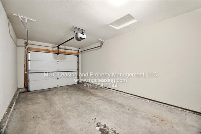 Building Photo - Charming Finishes at Foxridge Townhomes in...