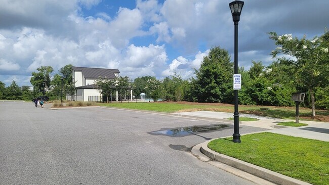 Building Photo - 426 Eclipse Ln