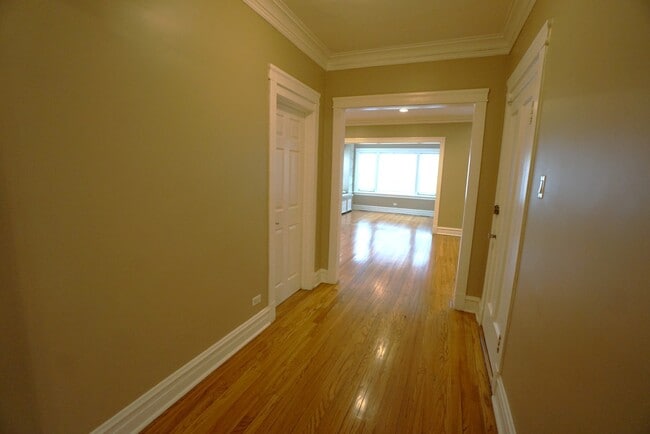 Building Photo - 1537 W Juneway Terrace