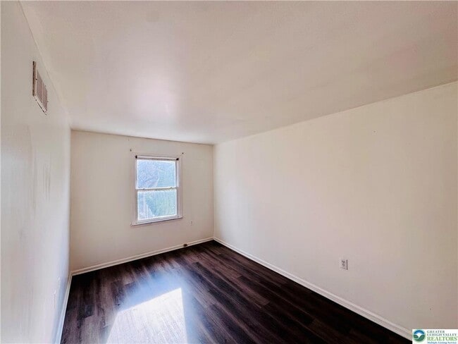 Building Photo - 235 Vista Dr