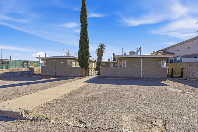 Building Photo - 79904$600 rent. Water and trash included in this 1 bedroom 1 bath apartment.