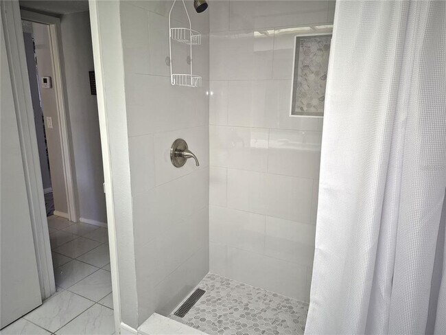Building Photo - 270 Woodlake Wynde