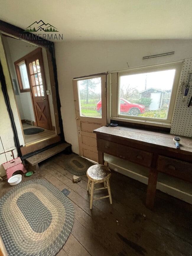 Building Photo - Adorable Updated Farmhouse in Creswell, OR