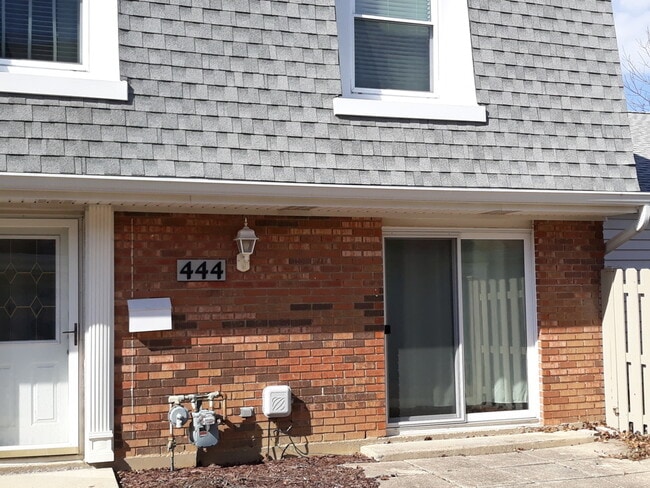 Primary Photo - 444 Lear Ct