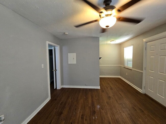 Building Photo - 1 bedroom 1 bath duplex in Navy Point!